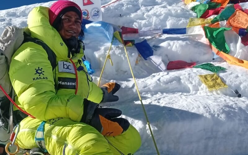 उदयपुर की पर्वतारोही बेटी मनस्वी अग्रवाल ने रचा इतिहास, माउंट एवरेस्ट पर फहराया तिरंगा