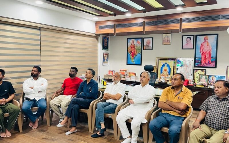 भीलवाड़ा विधायक अशोक कुमार कोठारी कार्यकर्ताओं के साथ मन की बात कार्यक्रम सुनते हुए