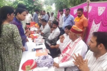 ग्राम रथ अभियान के तहत योजनाओं की जानकारी दी