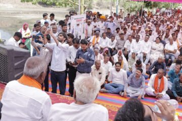 ग्राम रथ अभियान में डीबीटी योजनाओं के लाभार्थियों को वितरित किए प्रतीकात्मक चैक