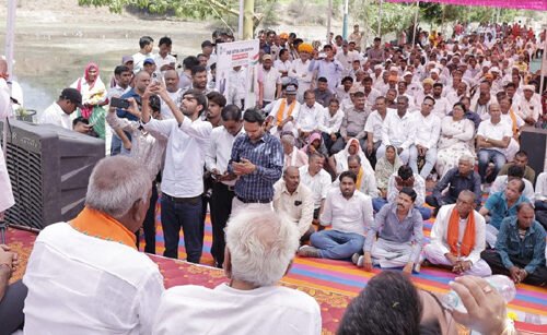 ग्राम रथ अभियान में डीबीटी योजनाओं के लाभार्थियों को वितरित किए प्रतीकात्मक चैक