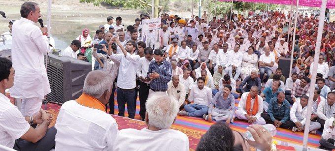 ग्राम रथ अभियान में डीबीटी योजनाओं के लाभार्थियों को वितरित किए प्रतीकात्मक चैक