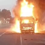 अहमदाबाद हाईवे पर तेल से भरे ट्रक में आग, चालक ने कूद कर बचाई जान