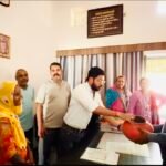 हिरण मगरी सेक्टर 4 में पानी की समस्या ख़ाली मटके देकर जताया विरोध