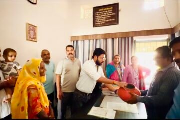 हिरण मगरी सेक्टर 4 में पानी की समस्या ख़ाली मटके देकर जताया विरोध