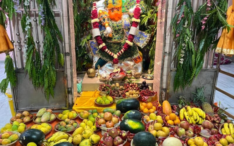 उदयपुर के महावीर हनुमान मंदिर में फलों से सजा बालाजी मनोरथ