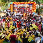 वर्ल्ड लाफ्टर डे पर ठहाकों से गूंजी सहेलियों की बाड़ी, श्रीगुरु डॉ कुमावत ने खूब हंसाया