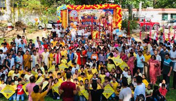वर्ल्ड लाफ्टर डे पर ठहाकों से गूंजी सहेलियों की बाड़ी, श्रीगुरु डॉ कुमावत ने खूब हंसाया
