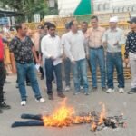 आरजीएचएस में इलाज बंद करने, इंश्योरेंस मोड पर देने के विरोध में फूंका चिकित्सा मंत्री का पुतला