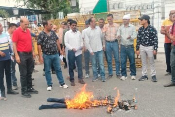 आरजीएचएस में इलाज बंद करने, इंश्योरेंस मोड पर देने के विरोध में फूंका चिकित्सा मंत्री का पुतला