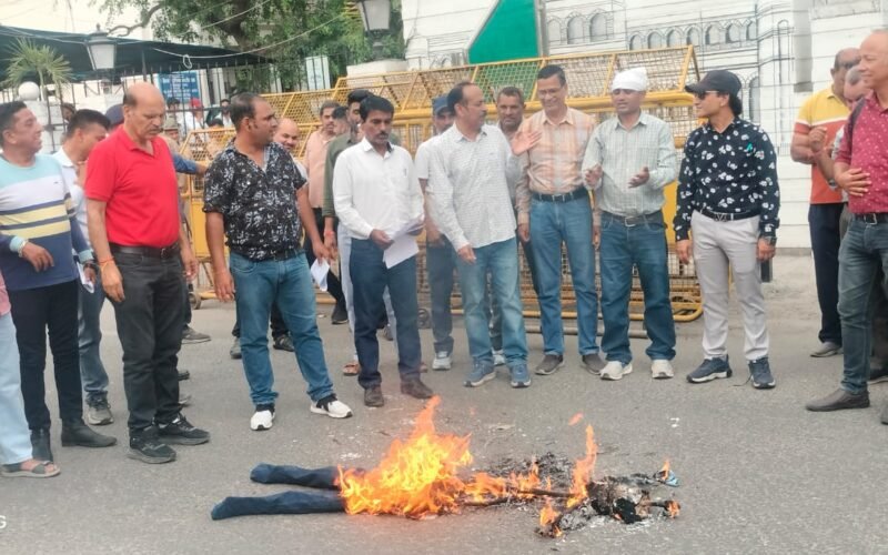 आरजीएचएस में इलाज बंद करने, इंश्योरेंस मोड पर देने के विरोध में फूंका चिकित्सा मंत्री का पुतला