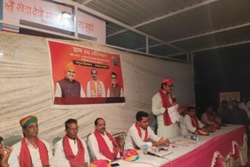 संध्या  चौपाल   में जम रहे लोक रंग