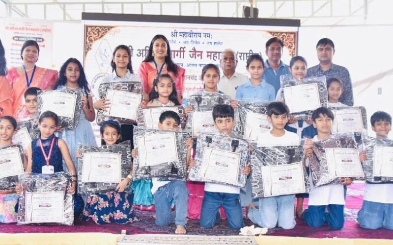 उदयपुर में आयोजित बाल संस्कार कार्निवल 2026 में प्रस्तुति देते बच्चे