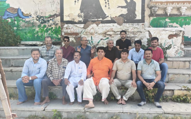 उदयपुर के मांजी मंदिर घाट पर झील संरक्षण विषय पर आयोजित संवाद में शामिल विशेषज्ञ और नागरिक