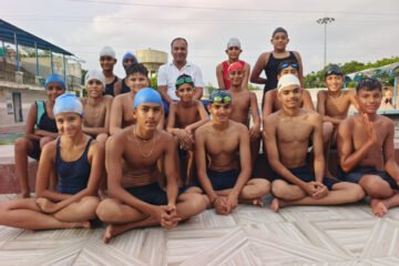 स्वामी विवेकानंद तरणताल के तैराकों ने जिला स्तरीय तैराकी में जीते 72 पदक