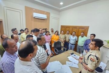 विद्यापीठ की छवि खराब करने वालों के खिलाफ दिया ज्ञापन