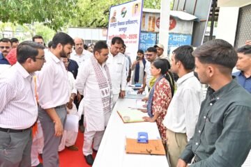 मुख्यमंत्री ने उदयपुर में शहरी सेवा शिविर का किया निरीक्षण