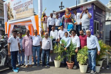 शोभायात्रा का पुष्प वर्षा से किया स्वागत, पिलाई छाछ