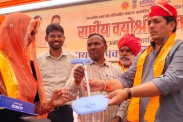 राष्ट्रीय वयोश्री योजना के तहत वरिष्ठजनों को सहायक उपकरण वितरित