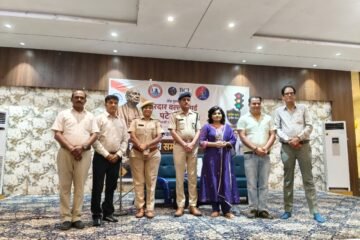 हंसी के ठहाकों के बीच गूंजा सड़क सुरक्षा का संदेश, कवियों ने यातायात नियमों को बनाया जनजागरण का माध्यम