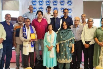 लफ़्ज़ों की महफ़िल की पितृ दिवस विशेष काव्य गोष्ठी संपन्न, वरिष्ठ शायर शकील अलाउद्दीन सम्मानित
