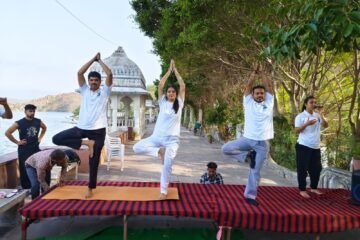 बड़गांव ब्लॉक में बड़ी की पाल पर हुआ योग पूर्वाभ्यास, ग्रामीणों ने उत्साहपूर्वक लिया भाग