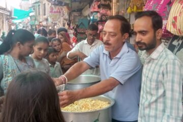 निर्जला एकादशी पर्व पर किया सेगारी चिवड़ा वितरण