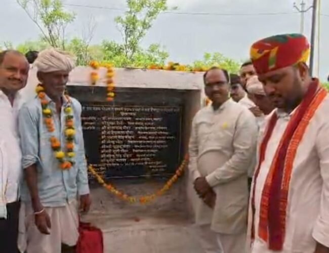 सांसद डाॅ रावत ने ग्रामीणों से ही करवाया 2.25 करोड़ रुपए के सडक निर्माण का शिलान्यास