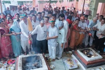 बड़ोदिया में वैदिक मंत्रोच्चार के बीच सम्पन्न हुई विष्णुयज्ञ की पूर्णाहुति, नवनिर्मित कीर्ति स्तंभ की हुई भव्य प्रतिष्ठा