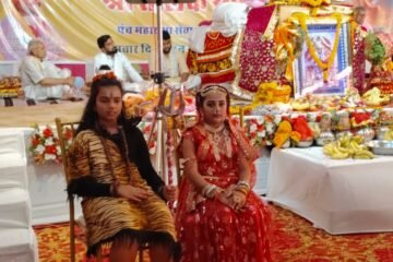 शिव-पार्वती विवाह की दिव्य झांकी से भक्तिरस में सराबोर हुआ कथा पंडाल, गुरुदेव ने बताया मोक्ष का सरल मार्ग
