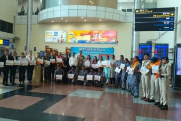 उदयपुर एयरपोर्ट पर यात्री सुविधा दिवस के अवसर पर राष्ट्रगीत गायन और यात्रियों का स्वागत
