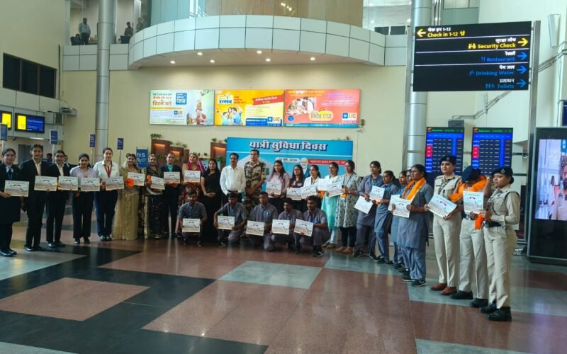 उदयपुर एयरपोर्ट पर यात्री सुविधा दिवस के अवसर पर राष्ट्रगीत गायन और यात्रियों का स्वागत
