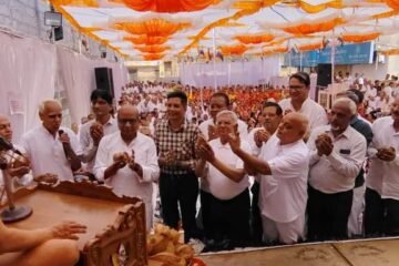 उदयपुर चातुर्मास के लिए मुनि प्रणम्य सागर महाराज को मंदसौर जाकर किया श्रीफल भेंट