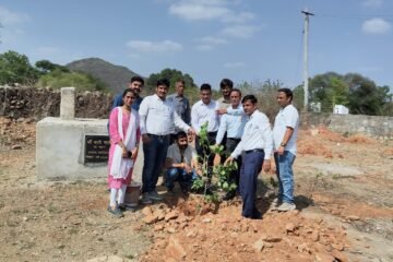 अतिरिक्त आयुक्त एवं शासन सचिव ने किया ग्राम पंचायत बड़ी का निरीक्षण