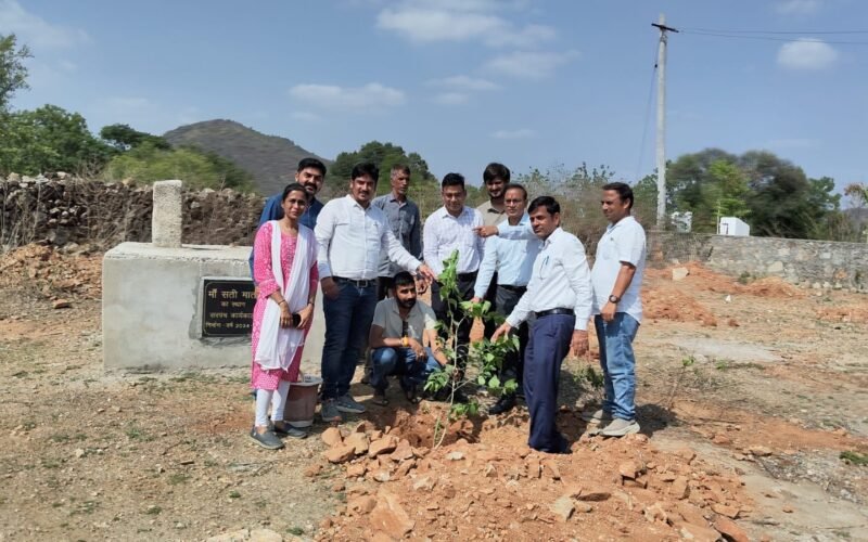अतिरिक्त आयुक्त एवं शासन सचिव ने किया ग्राम पंचायत बड़ी का निरीक्षण