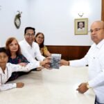 उदयपुर के साहित्यकार परितोष दुगड़ की कृति को राजभवन में मिला सम्मान, राज्यपाल थावरचंद गहलोत को भेंट की पुस्तक