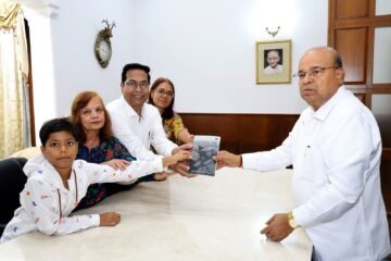 उदयपुर के साहित्यकार परितोष दुगड़ की कृति को राजभवन में मिला सम्मान, राज्यपाल थावरचंद गहलोत को भेंट की पुस्तक