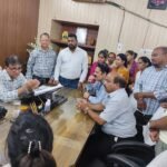निविदा नर्सेज ने नौकरी से नहीं निकालने के लिए अधीक्षक डॉ आरएल सुमन से लगाईं गुहार