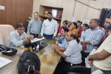 निविदा नर्सेज ने नौकरी से नहीं निकालने के लिए अधीक्षक डॉ आरएल सुमन से लगाईं गुहार