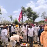 जब कोई साथ नहीं देता, तब लाल झंडा साथ देता है