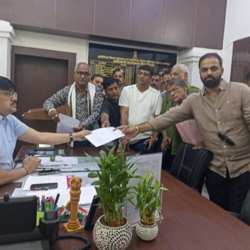 उदयपुर ट्यूरिस्ट बस एसोसिएशन ने फिटनेस को लेकर कलेक्टर को दिया ज्ञापन