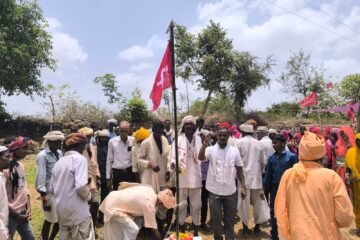 जब कोई साथ नहीं देता, तब लाल झंडा साथ देता है