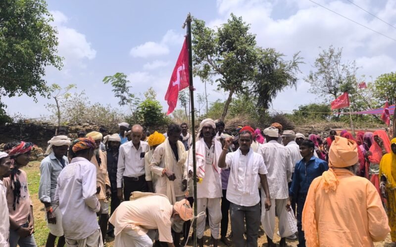 जब कोई साथ नहीं देता, तब लाल झंडा साथ देता है