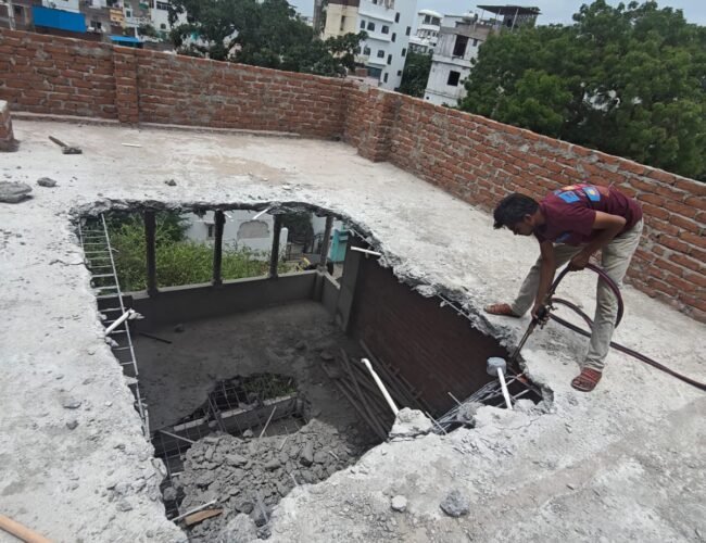 पिछोला किनारे बिना अनुमति निर्माण को निगम ने पंचर के साथ किया सीज