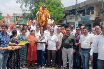 महाराणा प्रताप जयंती पर शोभायात्रा के स्वागत में उमडा सिंधी समाज