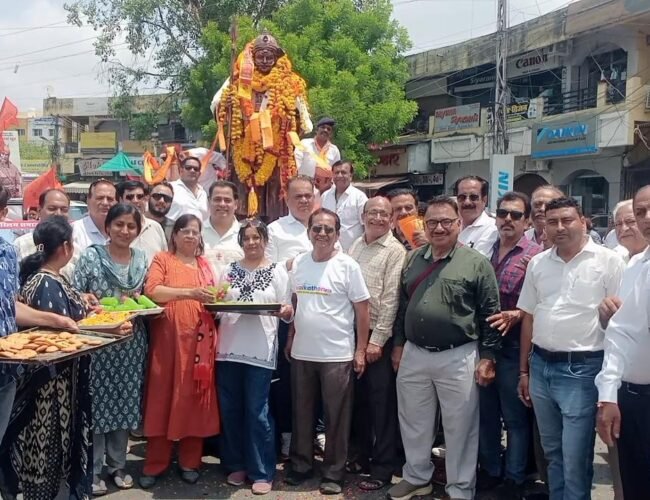 महाराणा प्रताप जयंती पर शोभायात्रा के स्वागत में उमडा सिंधी समाज