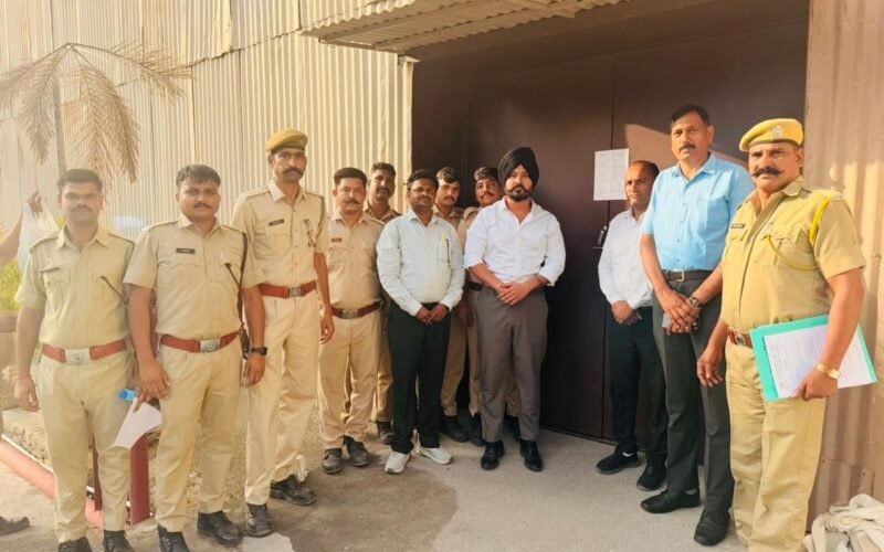 नोटिस के बाद भी सुरक्षा उपकरण नहीं लगाने पर मेवाड़ बैंक्वेट व बालाजी कोचिंग संस्थान सीज