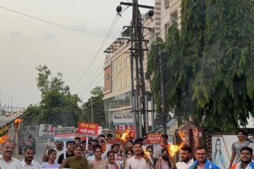 नीट पेपर लीक मामले को लेकर एनएसयूआई का मशाल जुलूस