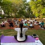 विश्व योग दिवस पर पर्यावरण प्रेमियों ने अपनाया योग का संकल्प, वसंत विहार पार्क में 100 से अधिक लोगों ने किया सामूहिक योगाभ्यास