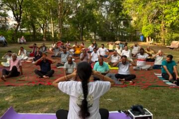 विश्व योग दिवस पर पर्यावरण प्रेमियों ने अपनाया योग का संकल्प, वसंत विहार पार्क में 100 से अधिक लोगों ने किया सामूहिक योगाभ्यास